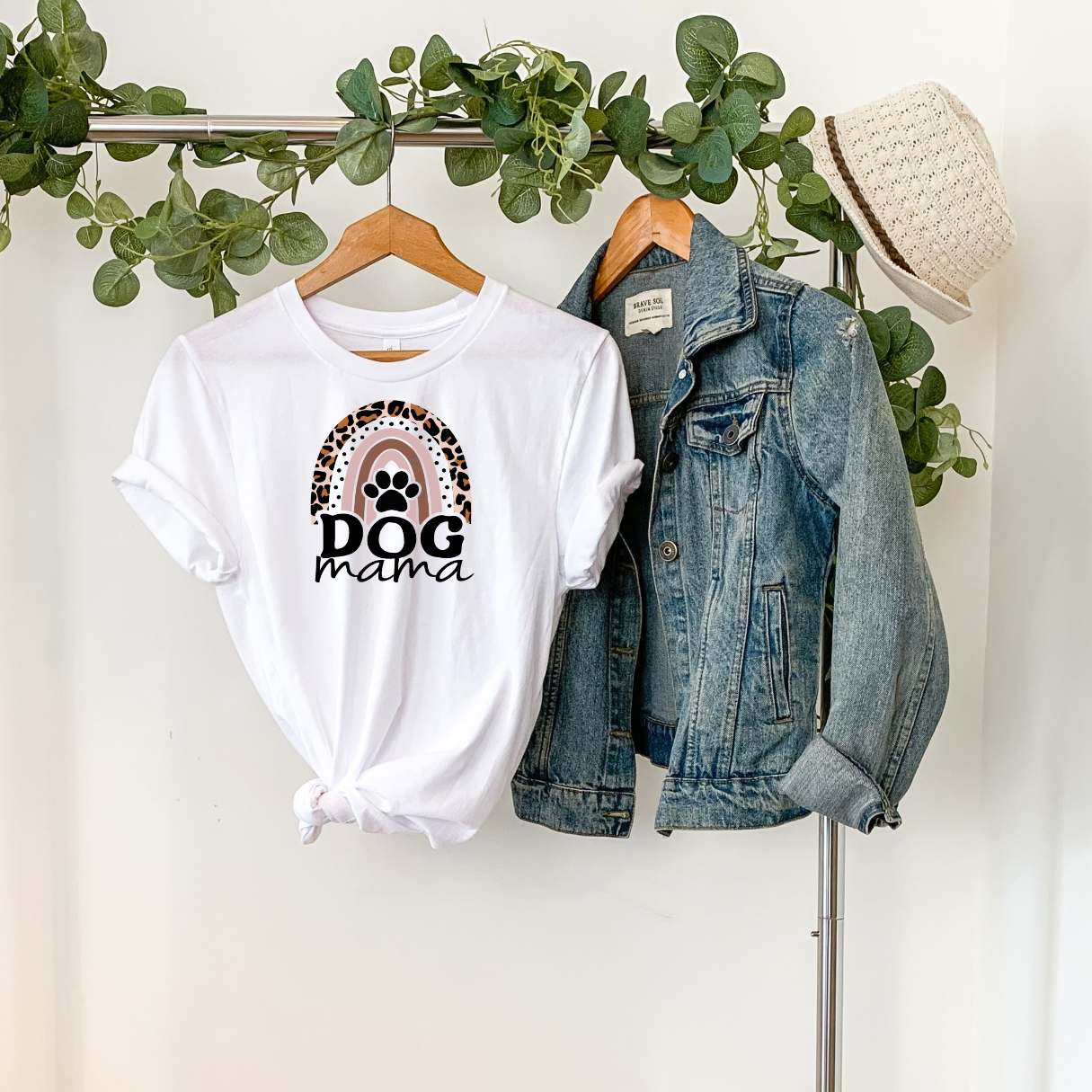 Leapard Dog Mom | T-Shirt MadreForte LLC