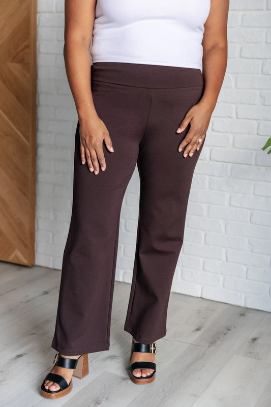 MAGIC STRAIGHT PANTS IN CHOCOLATE