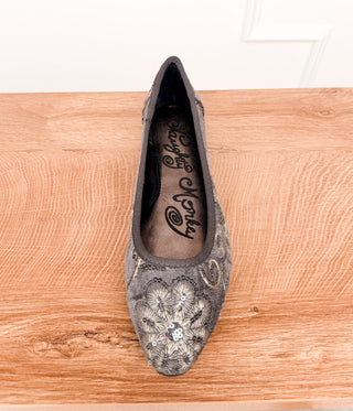 Yuna Flats in Grey